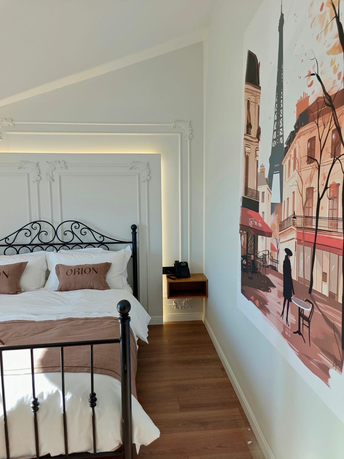 Camera classica — letto in ferro battuto e murale di Parigi